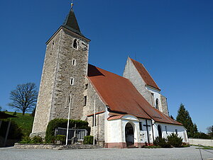 Hofstetten-Grünau, Pfarrkirche hl. Georg, roman. Saalbau, in Spätgotik auf dreischiffig erweitert